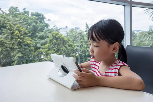 Azjatycki chiński dziewczynka gra na komputerze typu tablet — Zdjęcie stockowe