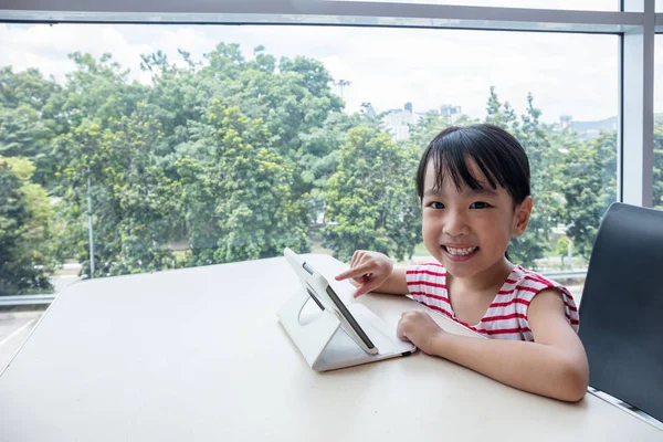 Азіатський китайський дівчинка гра планшетний комп'ютер — стокове фото