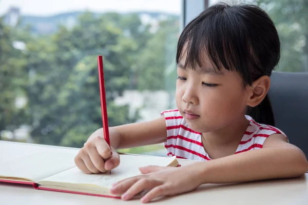 Ασίας κοριτσάκι κινεζικό γράψιμο εργασία — Φωτογραφία Αρχείου
