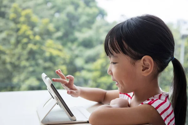 Asiático chino niña jugando tableta ordenador — Foto de Stock