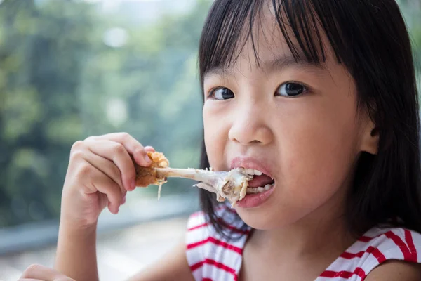 Asijská Čínská holčička jíst smažené kuře — Stock fotografie