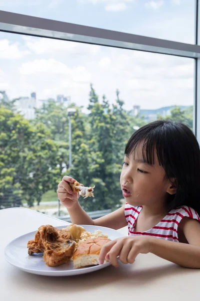 Asiática china niña comiendo frito pollo —  Fotos de Stock