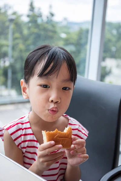 Asiática china niña comiendo pan —  Fotos de Stock