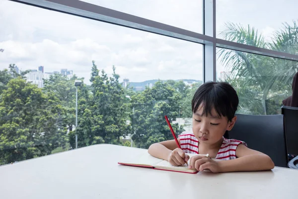 Aziatische Chinese meisje huiswerk schrijven — Stockfoto
