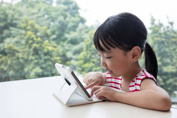 Asiático chino niña jugando tableta ordenador — Foto de Stock