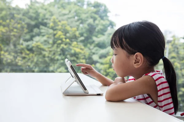 Asiático chino niña jugando tableta ordenador — Foto de Stock