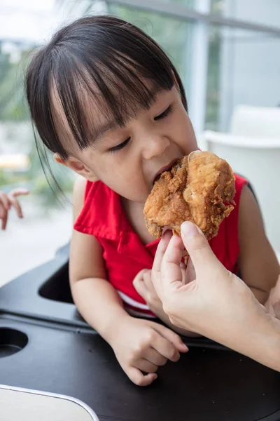 Asya Çin anne ve kızı yemek kızarmış tavuk