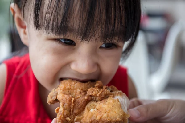 Asiatiska kinesiska mor och dotter äter stekt kyckling — Stockfoto