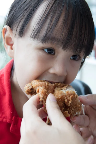 Asijská Čínská matka a dcera jíst smažené kuře — Stock fotografie
