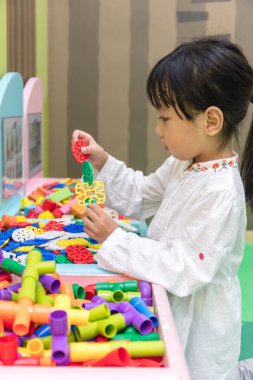 Asyalı küçük Çin bulmaca oynayan kız