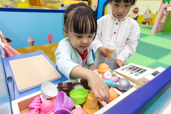 Asiático chino niñas pequeño juego de roles en heladería — Foto de Stock