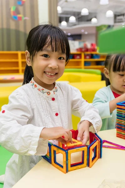 カラフルなマグネット プラスチック ブロックを再生アジア中国の女の子 — ストック写真
