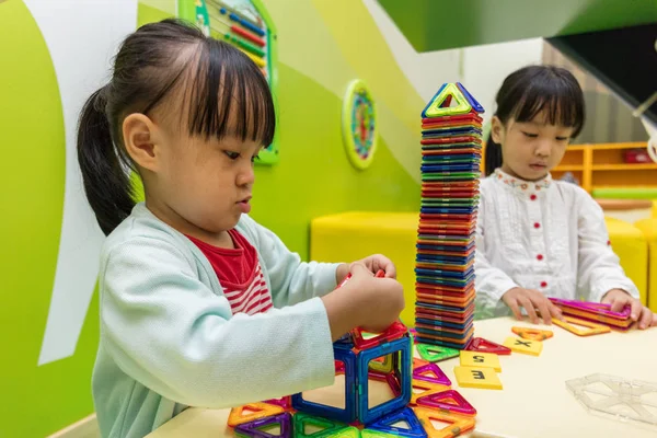 Asiatische chinesische Mädchen spielen bunten Magnet Plastikblock — Stockfoto