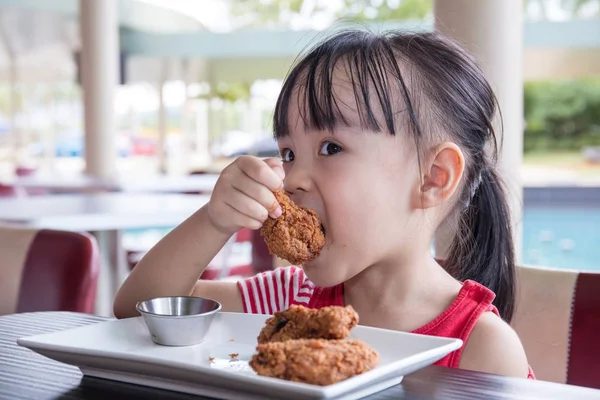 Asiática poco china chica comiendo frito pollo —  Fotos de Stock