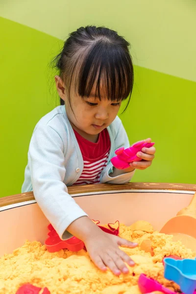 アジア中国小さな女の子が遊んで運動砂 — ストック写真