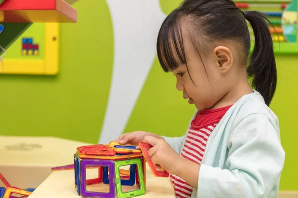 アジア中国少女再生カラフルなマグネット プラスチック製の小さなブロック — ストック写真
