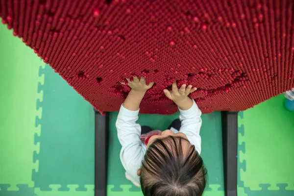 Asyalı Çinli küçük kız oyun PIN tahtası 