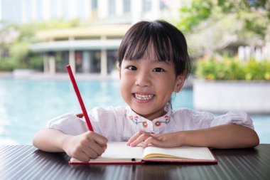 Asyalı Çinli küçük kız ödev