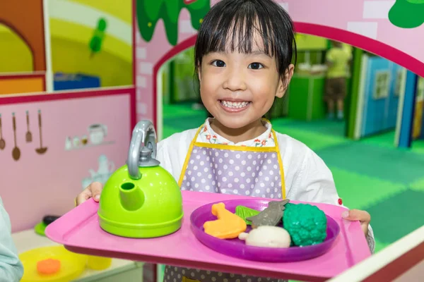 Asiatico cinese bambina role-playing a cucina — Foto Stock