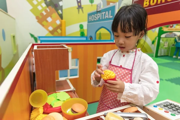 Asiática china niña juego de roles en la tienda de hamburguesas — Foto de Stock