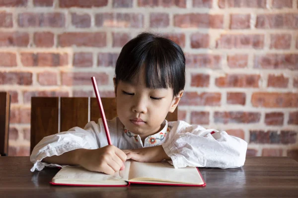 Asyalı Çinli küçük kız ödev