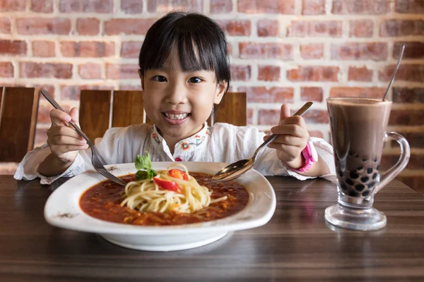 Asiatique chinois petite fille manger spaghetti bolognaise — Photo