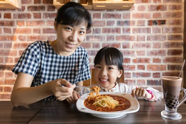 Asiatique chinois mère et fille manger spaghetti bolognaise — Photo