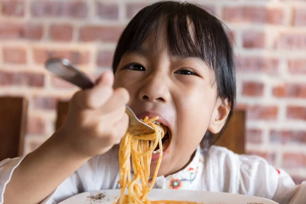 Asiatiska kinesiska lilla flicka äter spaghetti bolognese — Stockfoto