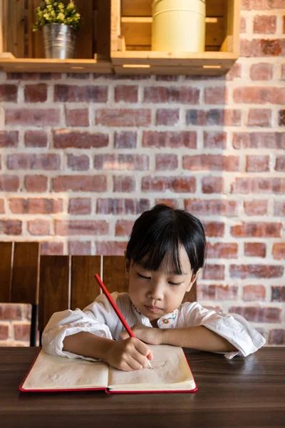 Asiatisch chinesisch klein mädchen doing homeaufgaben — Stockfoto