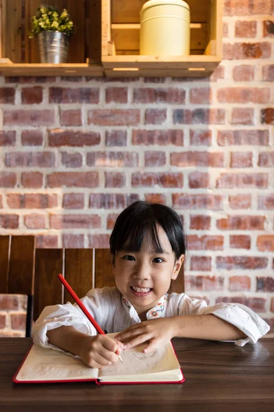 Asiatisch chinesisch klein mädchen doing homeaufgaben — Stockfoto