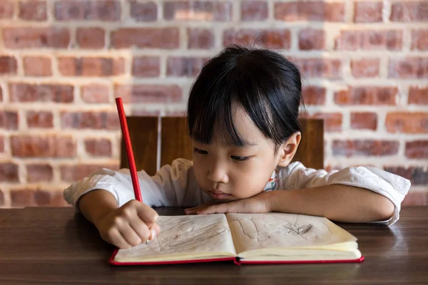 Asian Chinese little girl doing homework — Stock Photo, Image