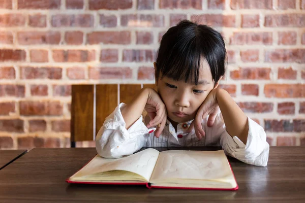 Asiatische chinesische kleines Mädchen lesen Buch — Stockfoto