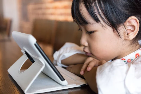 Asiático chino niña jugando tableta ordenador — Foto de Stock