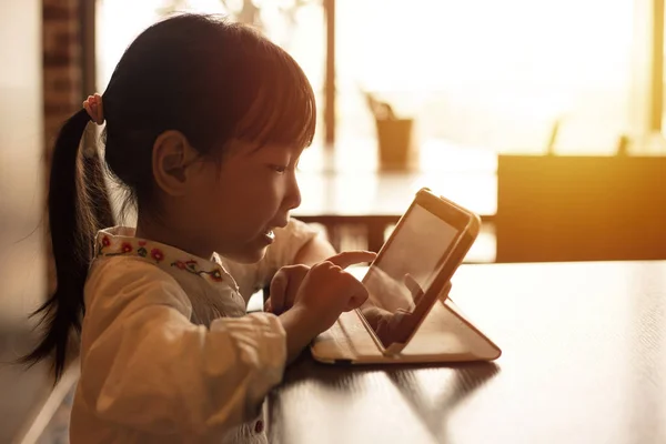 Asiático chino niña jugando tableta ordenador — Foto de Stock