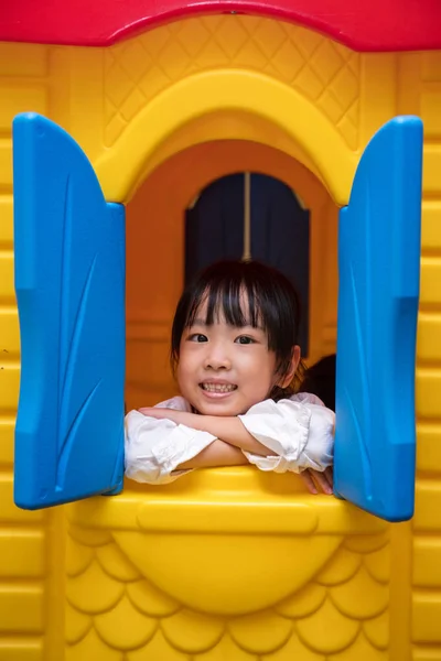 Asyalı Çinli küçük kız oyuncak evde oynarken — Stok fotoğraf