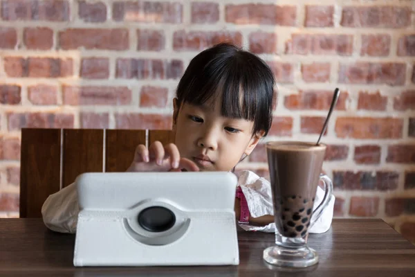 Azjatycki chiński dziewczynka gra na komputerze typu tablet — Zdjęcie stockowe