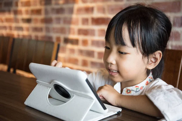 Asiático chino niña jugando tableta ordenador — Foto de Stock