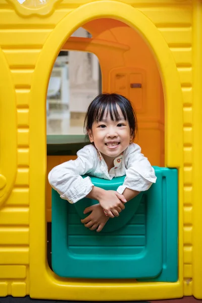 アジア中国小さな女の子がおもちゃの家で遊んで — ストック写真