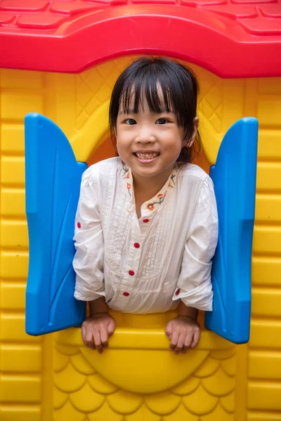 Asian Chinese little girl playing in toy house — Stock Photo, Image