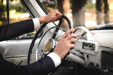 siyah elbiseli sürüş damat