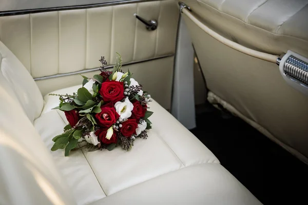 Свадебный букет на заднем сидении автомобиля — стоковое фото