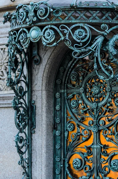 Вінтажні сині ковані ворота — стокове фото