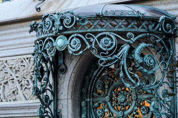 Porte vintage en fer forgé bleu — Photo