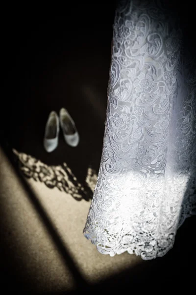 Spitze Brautjungfernkleid im Torbogen — Stockfoto
