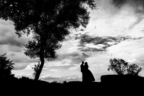 Silhouette d'un jeune couple — Photo
