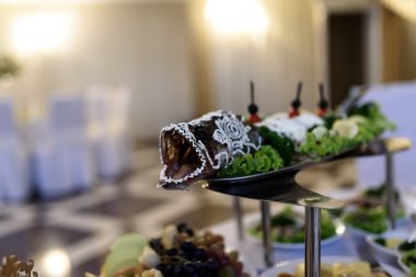 Pike bir tepside bir kafa ile kızartma