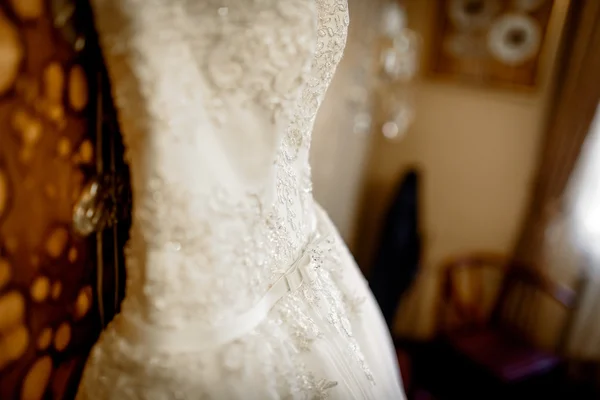 Nevěsty pokoj s svatební šaty — Stock fotografie