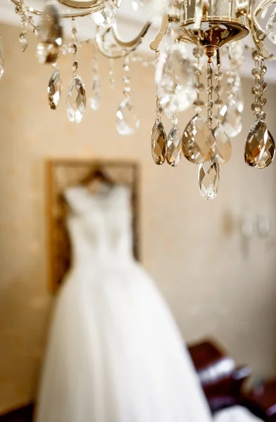 Das Zimmer der Braut mit dem Brautkleid — Stockfoto