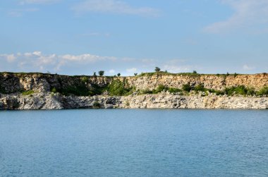 Endüstriyel granit kariyer sular altında