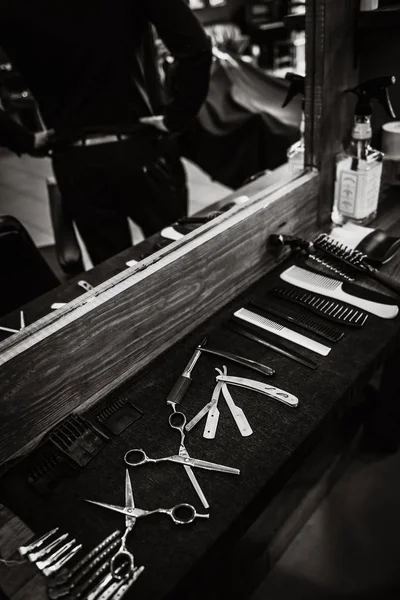 Narzędzia z fryzjerem na pulpicie — Zdjęcie stockowe